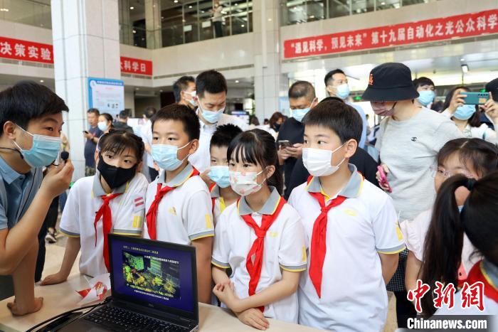 中科院自動化所“自動化之光”公眾科學日活動現(xiàn)場?！≈锌圃鹤詣踊?供圖