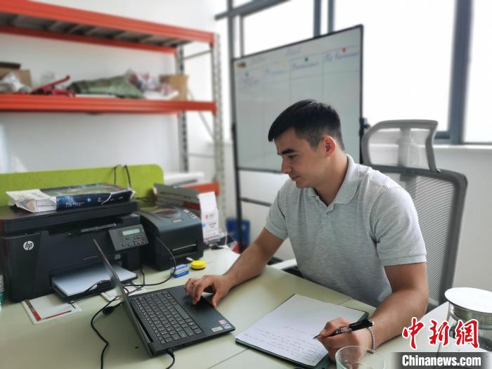 李浩宇正在辦公?！↑h田野 攝