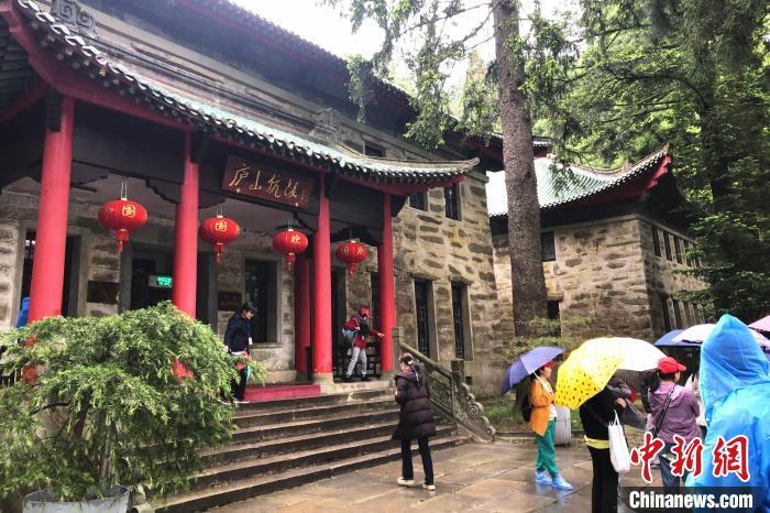 圖為在廬山抗戰(zhàn)博物館外，有不少等待參觀的游客。　吳鵬泉 攝