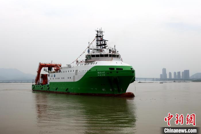 圖為“探索二號”科考船?！堑ぜt 攝