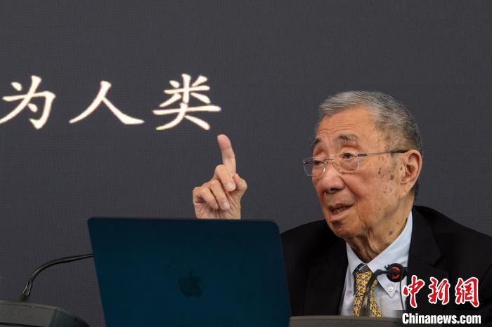 高能論壇上，丁肇中先生與現(xiàn)場(chǎng)聽(tīng)眾交流?！?lt;a target='_blank' href='/'><p  align=