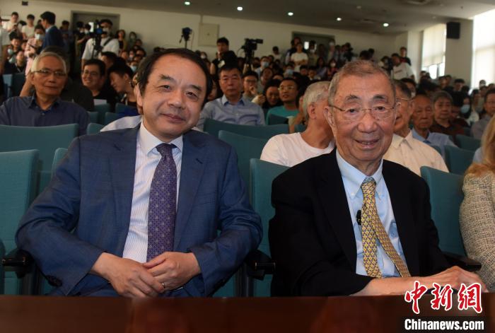 高能論壇開(kāi)始前，丁肇中先生(右)與主持論壇的中科院高能所所長(zhǎng)王貽芳院士合影?！?lt;a target='_blank' href='/'><p  align=