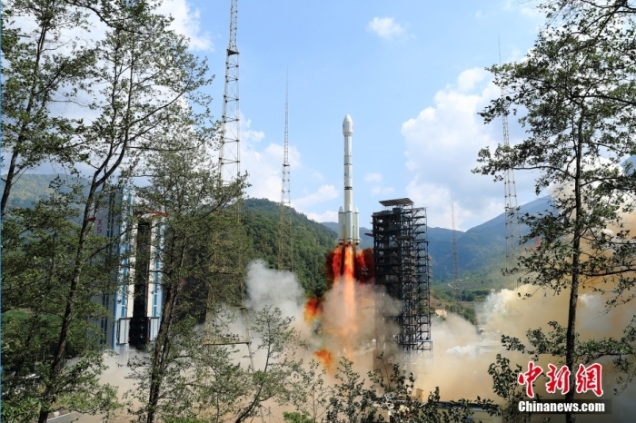 5月17日10時49分，我國在西昌衛(wèi)星發(fā)射中心用長征三號乙運(yùn)載火箭，成功發(fā)射第五十六顆北斗導(dǎo)航衛(wèi)星。該衛(wèi)星屬地球靜止軌道衛(wèi)星，是我國北斗三號工程的首顆備份衛(wèi)星。入軌并完成在軌測試后，將接入北斗衛(wèi)星導(dǎo)航系統(tǒng)。此次發(fā)射是北斗三號工程高密度組網(wǎng)之后，時隔3年的首發(fā)任務(wù)。楊志遠(yuǎn) 攝