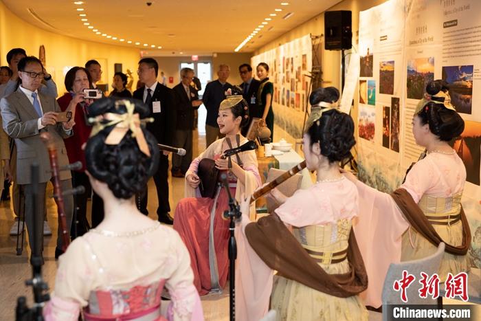 當(dāng)?shù)貢r(shí)間5月19日，中國常駐聯(lián)合國代表團(tuán)、中國文化和旅游部、泉州市人民政府在紐約聯(lián)合國總部聯(lián)合舉辦“茶和天下·雅集”主題展覽和招待會(huì)。圖為展覽現(xiàn)場(chǎng)泉州南音表演。 <a target='_blank' href='/' _fcksavedurl='/'><p  align=