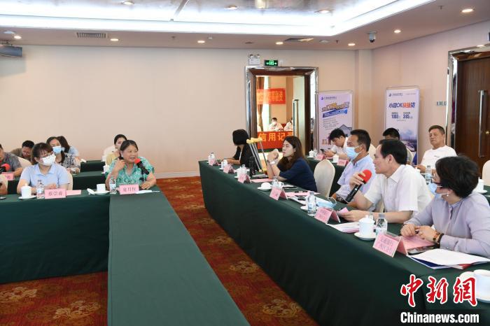 圖為中國(guó)銀行廣西分行代表在回應(yīng)桂林歸義生態(tài)農(nóng)業(yè)有限公司總經(jīng)理夏月紅的貸款需求?！∈Y雪林 攝