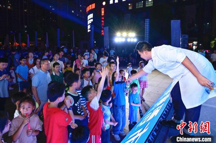 2023年鷹潭市“好奇心”科普節(jié)吸引了不少孩子踴躍參與?！≈鬓k方 供圖