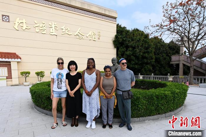 代表團(tuán)成員參訪林語(yǔ)堂紀(jì)念館?！埥鸫?攝