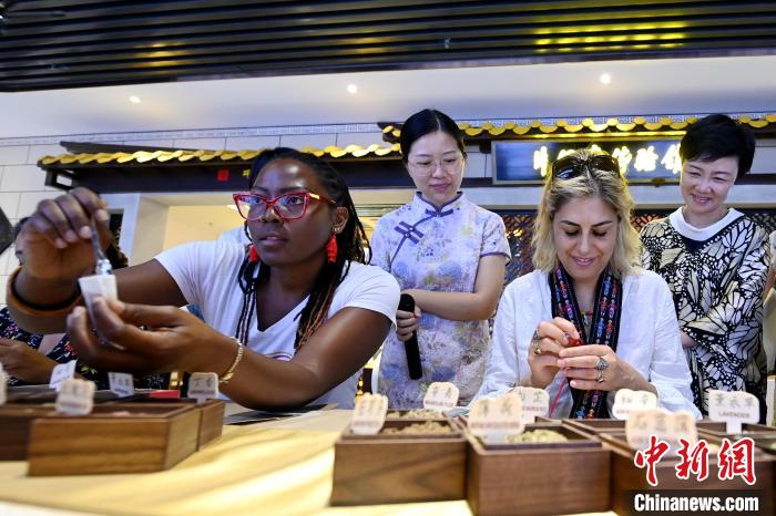 代表團(tuán)成員在片仔癀博物館內(nèi)制作中藥配方香囊?！埥鸫?攝