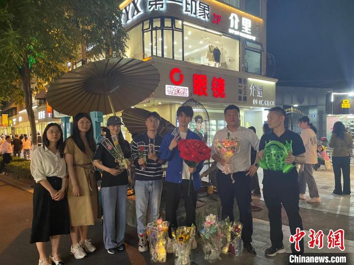 在東陽橫店，宣講團(tuán)導(dǎo)師、成員與橫店演員(右三)合影。　 東陽市融媒體中心 供圖