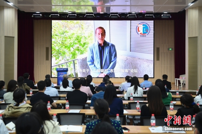 5月30日，<a target='_blank' href='/'>中新社</a>第二屆“東西問智庫”主題論壇在北京舉行，多位中外專家圍繞“AI革命與文明進化”展開討論。圖為美國加州理工學(xué)院電氣工程和計算機科學(xué)教授、人工智能專家亞瑟·阿布-穆斯塔法通過視頻在論壇上作主旨演講。<a target='_blank' href='/'>中新社</a>記者 田雨昊 攝