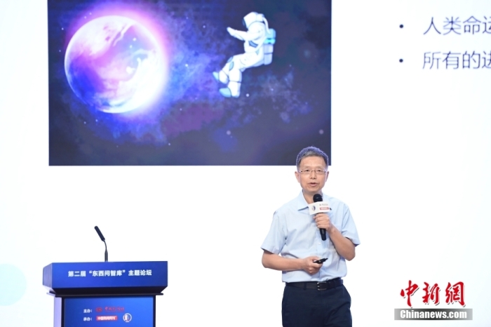 5月30日，<a target='_blank' href='/'>中新社</a>第二屆“東西問智庫”主題論壇在北京舉行，多位中外專家圍繞“AI革命與文明進化”展開討論。圖為北京大學(xué)新聞與傳播學(xué)院教授胡泳在論壇上作主旨演講。<a target='_blank' href='/'>中新社</a>記者 田雨昊 攝
