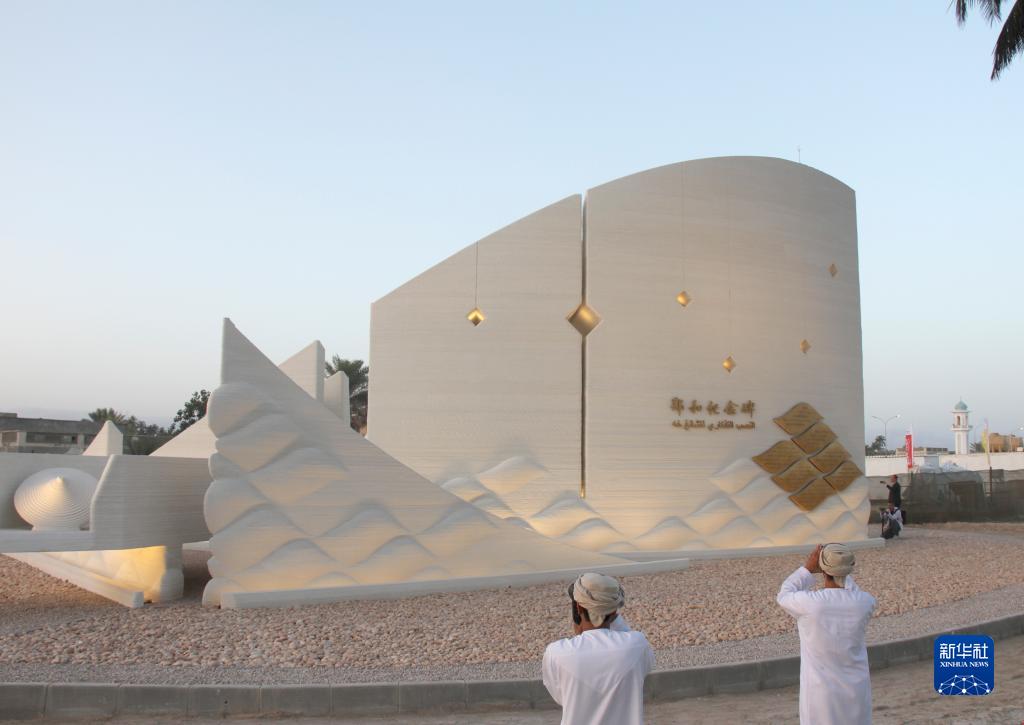 這是5月30日在阿曼第二大城市塞拉萊拍攝的鄭和碑。新華社記者 汪強(qiáng) 攝