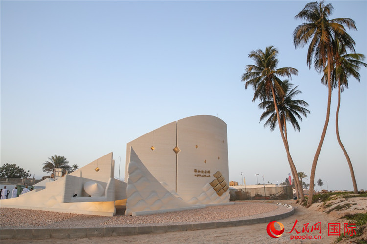 圖為位于阿曼塞拉萊市的鄭和紀(jì)念碑。人民網(wǎng)記者 任皓宇攝