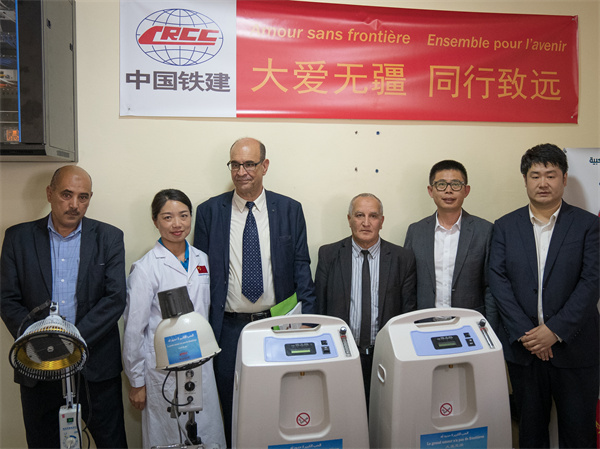 中國鐵建阿爾及利亞公司向當地醫(yī)院捐贈醫(yī)療物資。鐵建國際供圖