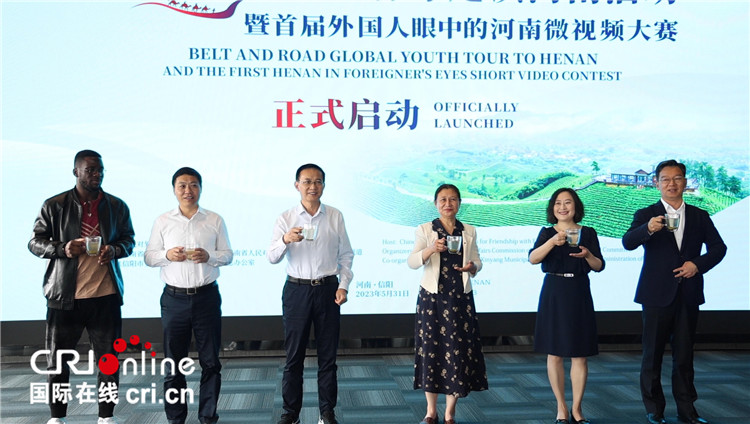 與會(huì)嘉賓共同舉杯啟動(dòng)活動(dòng)。賈親親 攝