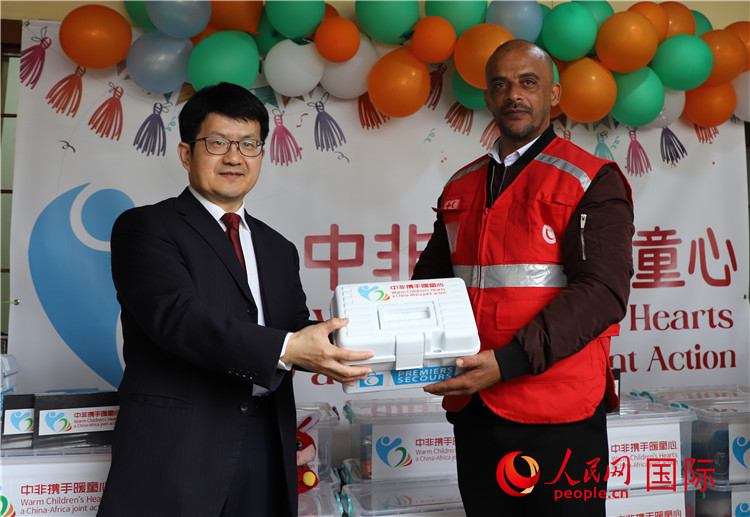 李健大使向孤兒院負責人移交捐贈物資。人民網(wǎng)記者 王傳寶攝