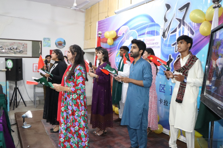 “漢語(yǔ)橋”世界大學(xué)生中文比賽卡拉奇賽區(qū)決賽現(xiàn)場(chǎng)，參賽選手共同演唱中文歌曲?？ɡ娲髮W(xué)孔子學(xué)院供圖