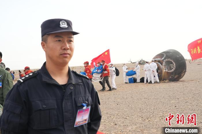 圖為阿拉善邊境管理支隊民警在著陸場開展安保工作?！埥?攝