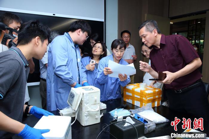 科研人員清點(diǎn)、查看隨神舟十五號(hào)返回地面的空間科學(xué)實(shí)驗(yàn)樣品?！≈锌圃嚎臻g應(yīng)用中心 供圖