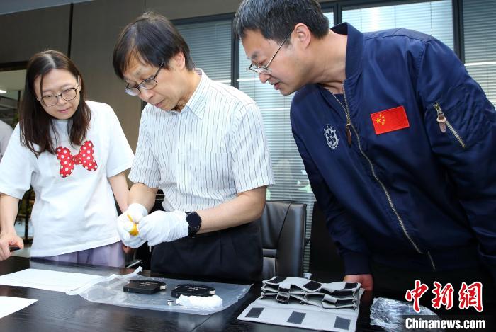 科研人員查看隨神舟十五號(hào)返回地面的空間科學(xué)實(shí)驗(yàn)樣品?！≈锌圃嚎臻g應(yīng)用中心 供圖