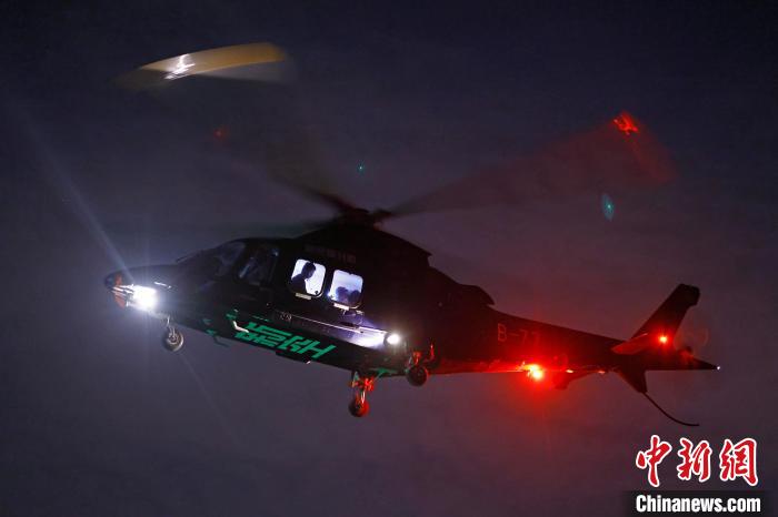 6月3日晚，游客乘坐上海新空直升機(jī)有限公司直升機(jī)開(kāi)啟鳥(niǎo)瞰黃浦江空中圓夢(mèng)之旅?！∫罅⑶?攝