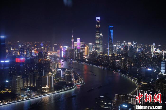 6月3日晚，鳥(niǎo)瞰上海黃浦江兩岸城市夜景。　殷立勤 攝