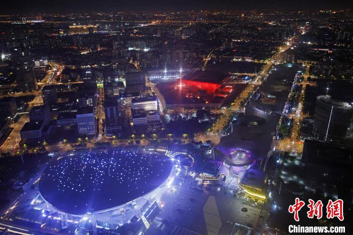 6月3日晚，鳥(niǎo)瞰上海黃浦江兩岸城市夜景?！∫罅⑶?攝