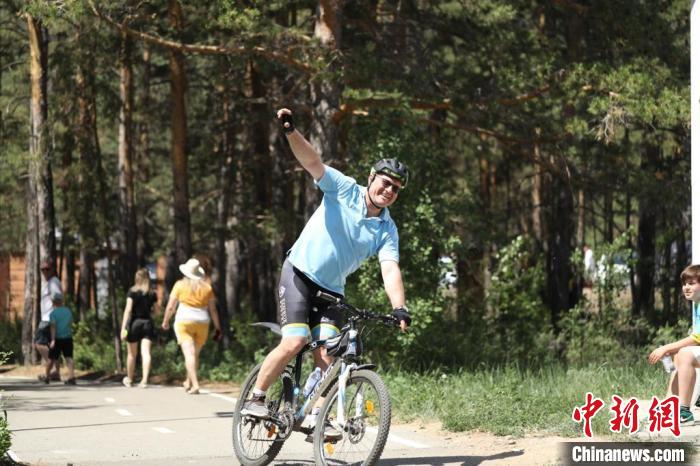 當(dāng)?shù)貢r(shí)間4日，哈外交部副部長(zhǎng)羅曼·瓦西連科在騎行活動(dòng)中?！喰琶貢幑﹫D