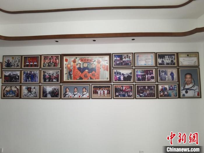 家中的照片墻上，新增了費(fèi)俊龍此次飛天的照片?！＄娚?攝