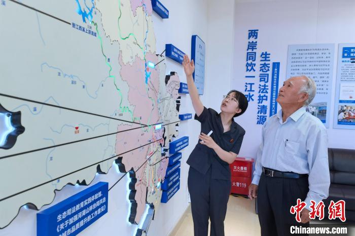 金門同胞參觀金門供水水源生態(tài)司法保護基地。　孫虹 攝