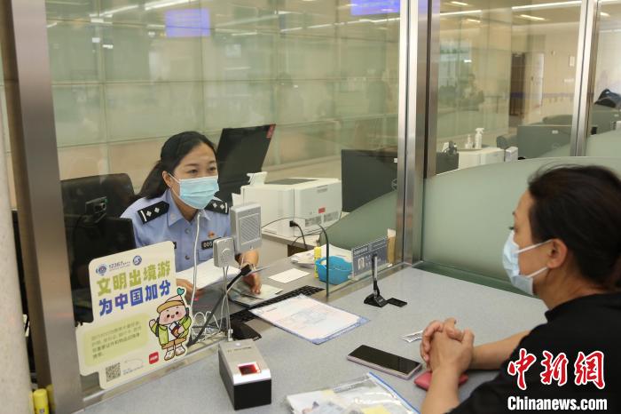 2023年1月9日至5月31日，上海市公安出入境管理部門共受理中國(guó)公民出入境證件228.5萬證次?！∩虾Ｊ泄簿止﹫D