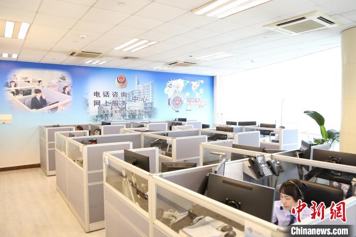 警方表示，自2023年1月9日至5月31日，上海出入境12367服務(wù)平臺(tái)還累計(jì)接處來電超15萬通?！∩虾Ｊ泄簿止﹫D