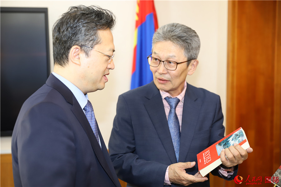 其米德策耶（右一）向李峙介紹翻譯成果。人民網(wǎng)記者 霍文攝