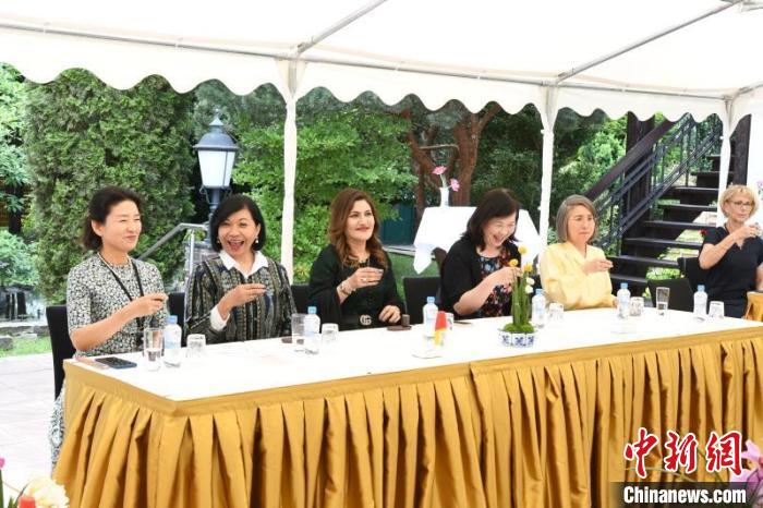 圖為嘉賓品味烏龍茶?！“亓种袊幕行墓﹫D。