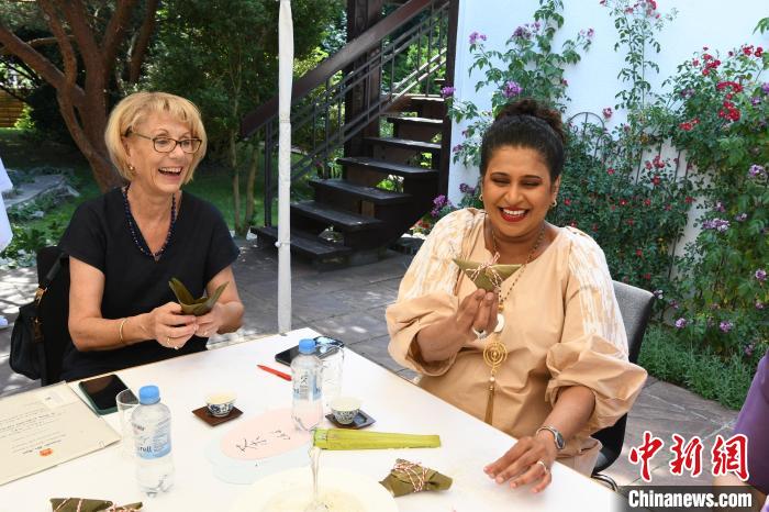 圖為嘉賓展示包粽子成果。　柏林中國文化中心供圖。