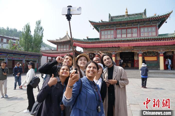 圖為外國(guó)記者在塔爾寺合影?！●R銘言 攝