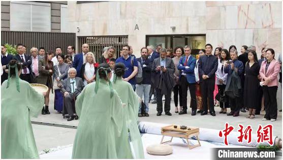 嘉賓觀看茶舞表演?！⌒抨柺形麄鞑抗﹫D