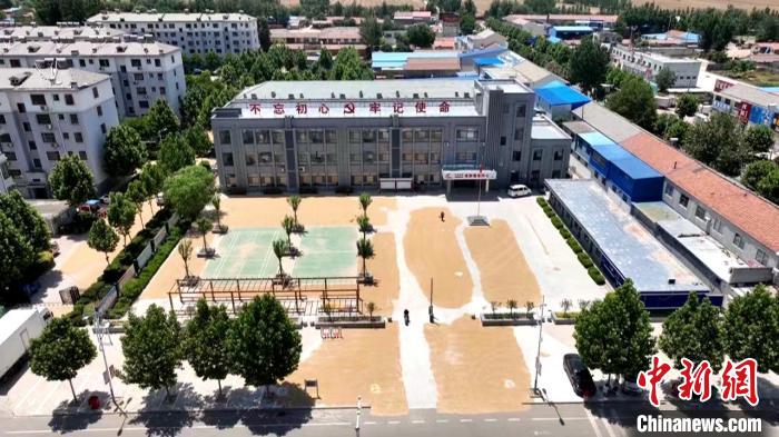 德州陵城區(qū)開(kāi)放1297處鎮(zhèn)村公共場(chǎng)地，緩解農(nóng)民曬糧難題?！×瓿菂^(qū)委宣傳部供圖