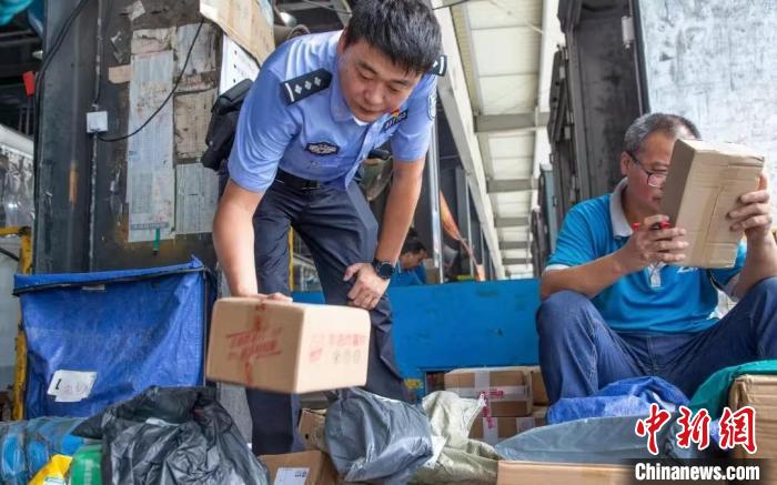 肥東縣公安局針對劇毒化學(xué)品和易制爆危險化學(xué)品生產(chǎn)企業(yè)開展安全檢查工作?！『戏示焦﹫D