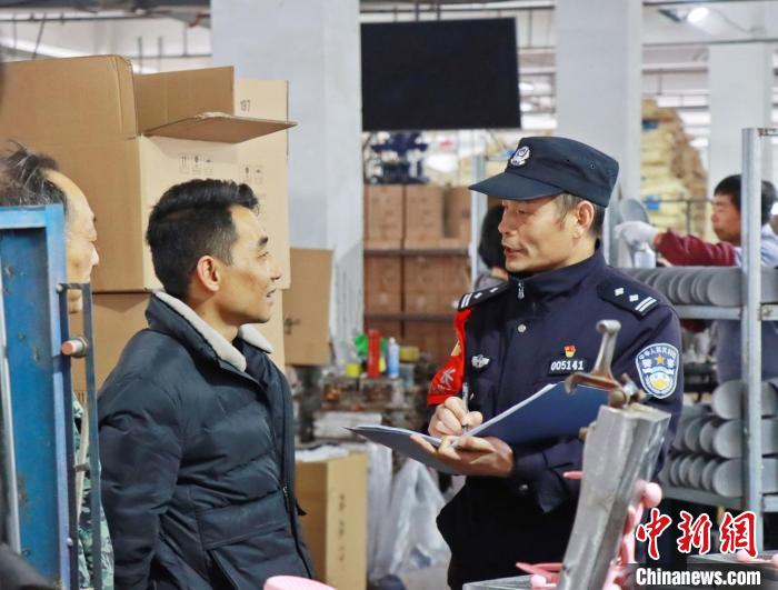 3月30日，大興派出所民警來到轄區(qū)中小企業(yè)，開展“為民為企為項目”走訪活動?！『戏示焦﹫D