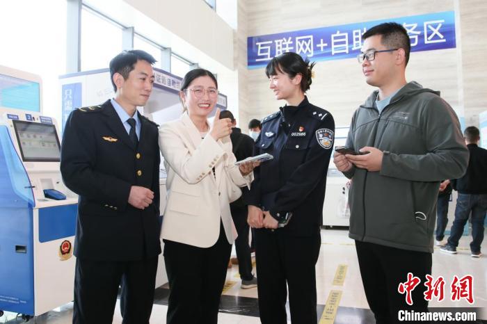 4月10日，安徽合肥，一家運(yùn)輸企業(yè)負(fù)責(zé)人在工作人員的指導(dǎo)下，使用小程序辦理車管業(yè)務(wù)?！『戏示焦﹫D