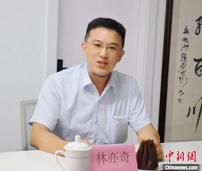 臺(tái)灣創(chuàng)新聯(lián)合建筑協(xié)會(huì)理事長(zhǎng)林亦奇講述設(shè)立驛站愿景?！窃式?攝