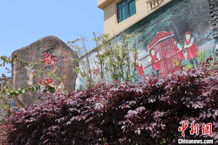 臺(tái)灣上趣開新團(tuán)隊(duì)改造蕉城區(qū)八都鎮(zhèn)新樓村時(shí)融入畬族元素。　褚子強(qiáng) 供圖