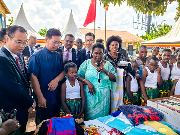 中國駐烏干達大使張利忠（右二）出席活動。 田雨攝
