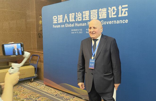 聯(lián)合國(guó)經(jīng)濟(jì)、社會(huì)及文化權(quán)利委員會(huì)副主席兼報(bào)告員、莫斯科國(guó)際關(guān)系學(xué)院國(guó)際法系主任阿斯蘭·阿巴希澤接受人民網(wǎng)記者采訪。圖片來(lái)源：視頻截圖