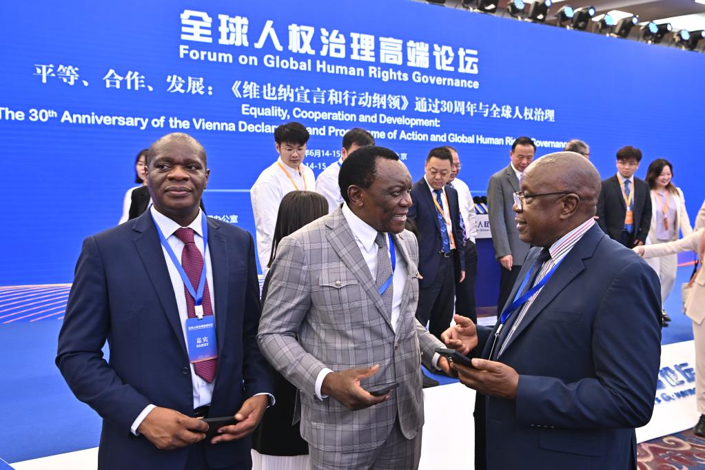 6月14日，與會(huì)者在論壇現(xiàn)場(chǎng)交流。新華社記者 李鑫 攝