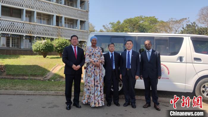 捐贈(zèng)儀式現(xiàn)場。　受訪者供圖