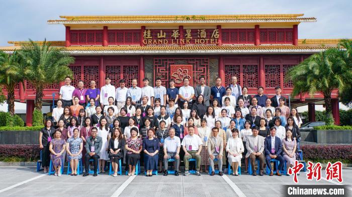 與會(huì)嘉賓合影留念。　羅詩(shī)慶 攝