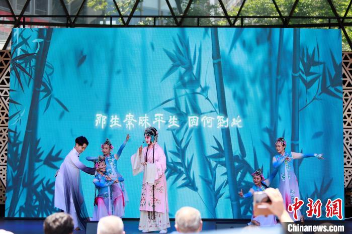 開幕式上舞臺(tái)展演之一《水舞昆韻》。