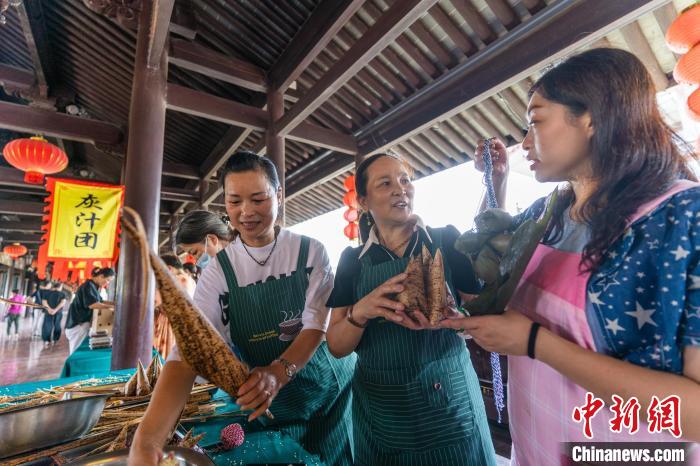 包粽子現(xiàn)場?！⌒弥?攝